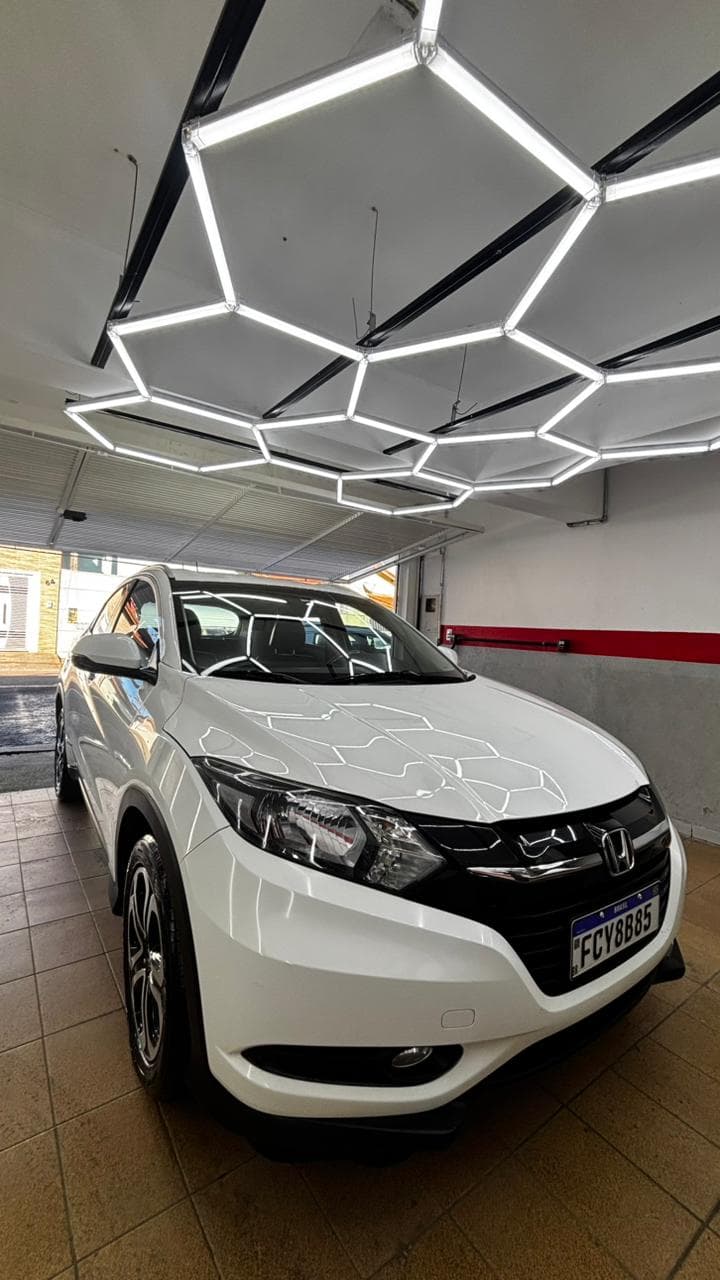 Honda HR-V branco com pintura vitrificada refletindo iluminação LED hexagonal