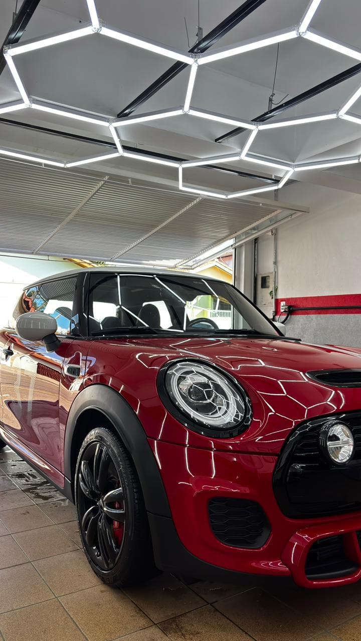 Mini Cooper vermelho após detalhamento